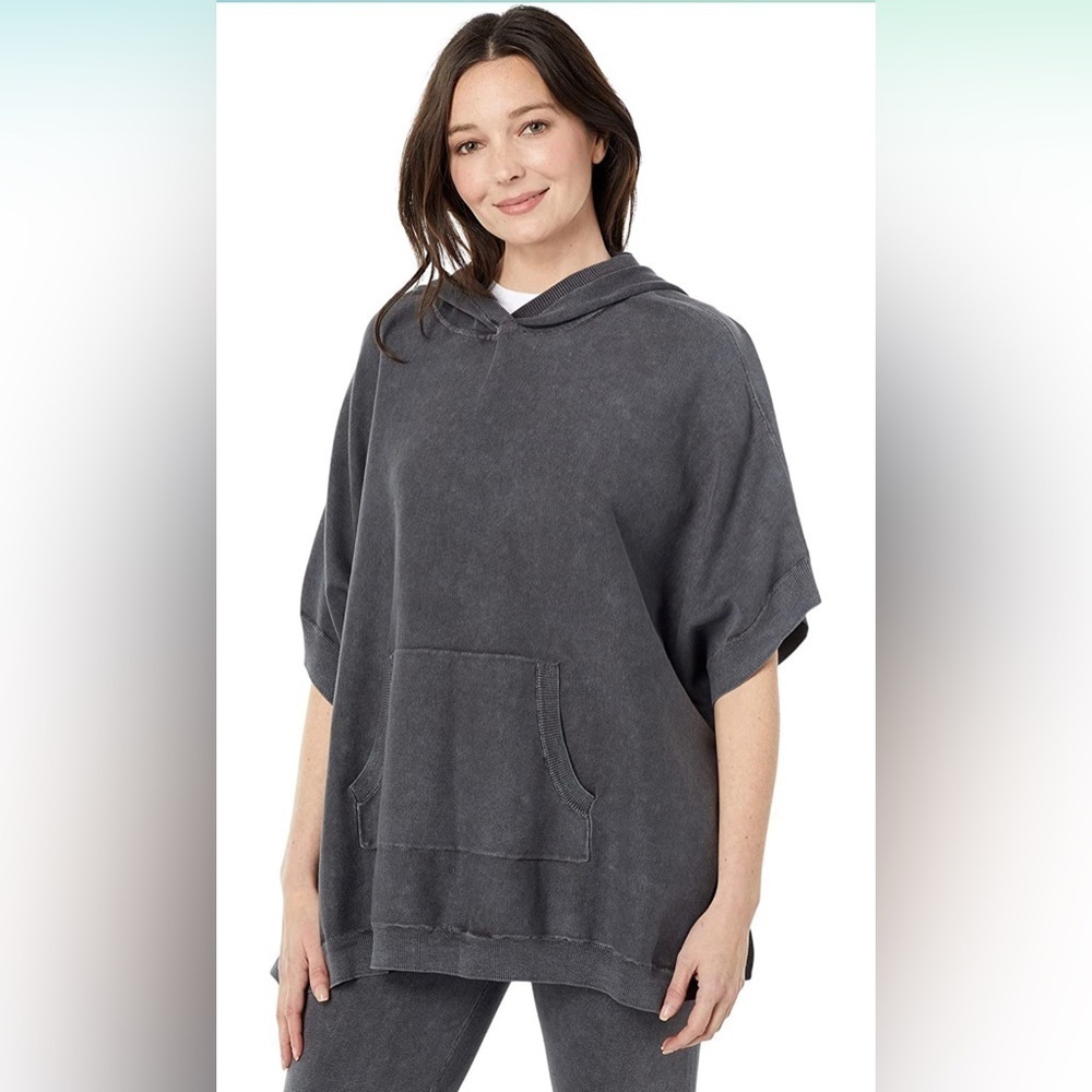 NWT Barefoot Dreams Poncho